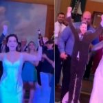 Mujer celebra con figura de cartón del novio