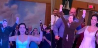 Mujer celebra con figura de cartón del novio