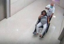 Mujer latina tiene a bebé en un ascensor apoyada por el guarda Mujer latina da a luz en un ascensor asistida por el guarda de seguridad