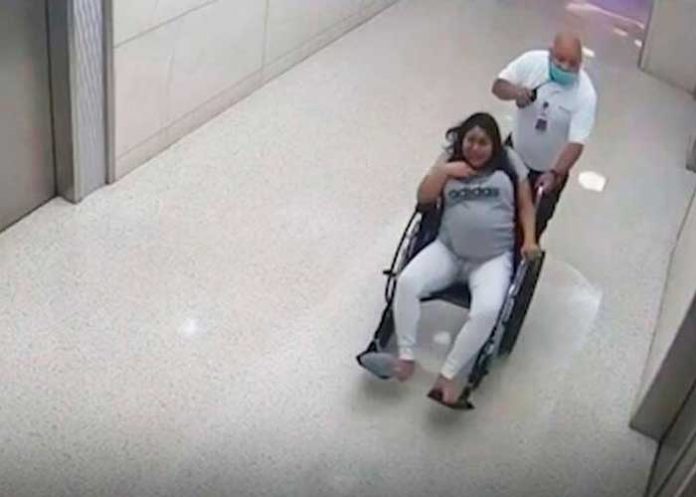 .1 Mujer latina da a luz en un ascensor asistida por el guarda de seguridad