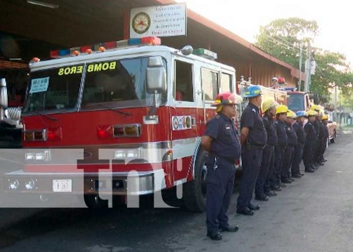 Camiones bomberiles con rumbo a la nueva estación en Muy Muy