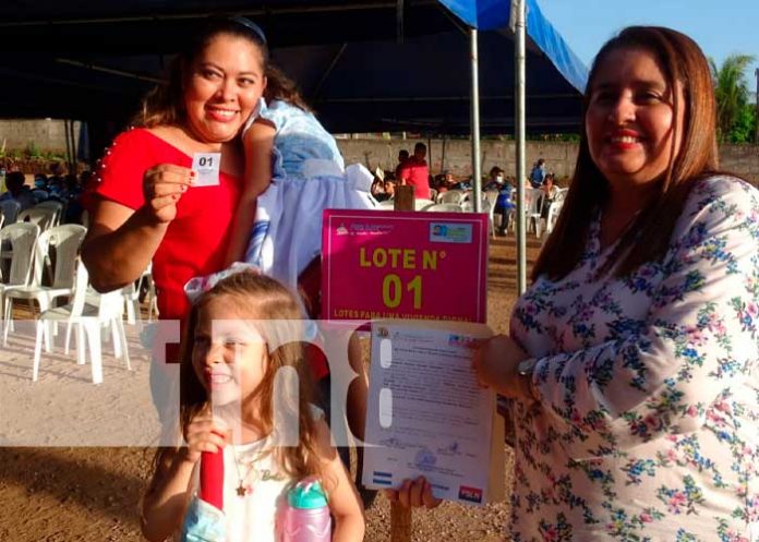 1 Entregan lotes de terreno a madres de Masaya