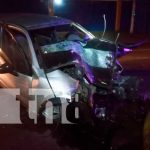 Carazo: Conductor de vehículo termina prensado tras impactar contra poste