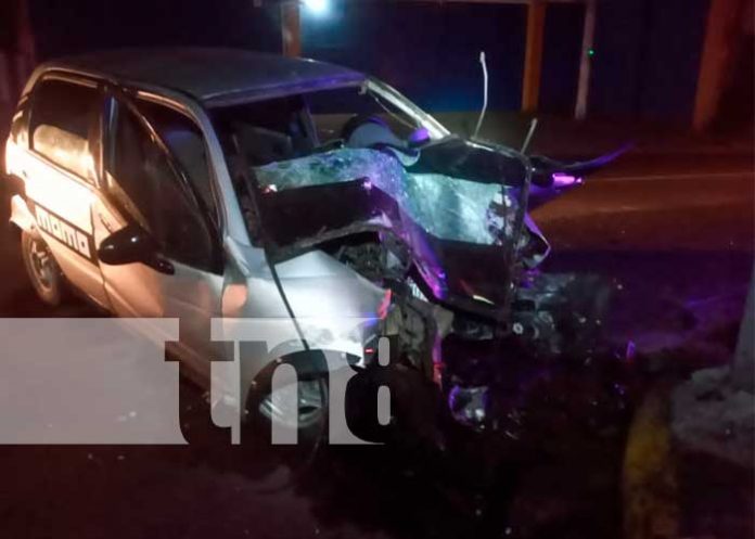 Carazo: Conductor de vehículo termina prensado tras impactar contra poste