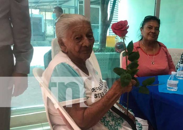 Honran a Madres de héroes y mártires del distrito II de Managua