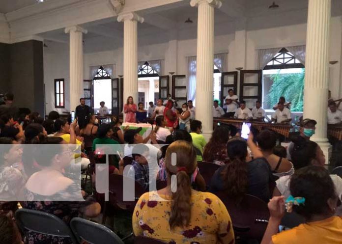 1 Madres bailaron al son de marimbas, en homenaje al 30 de mayo