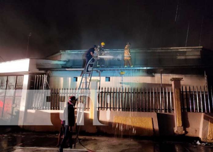 Incendio consume parcialmente funeraria la católica en el mercado Oriental