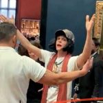 La obra de Leonardo Da Vinci "La Mona Lisa" recibe ataque de un turista