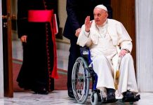 Auguran fin del papado de Francisco por imágenes en silla de ruedas Auguran fin del papado de Francisco por imágenes en silla de ruedas