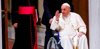 Auguran fin del papado de Francisco por imágenes en silla de ruedas