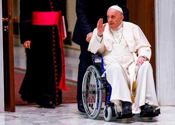 .1 Auguran fin del papado de Francisco por imágenes en silla de ruedas