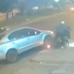 Taxista embiste a ladrones mientras huían en motocicleta