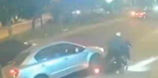 Taxista embiste a ladrones mientras huían en motocicleta