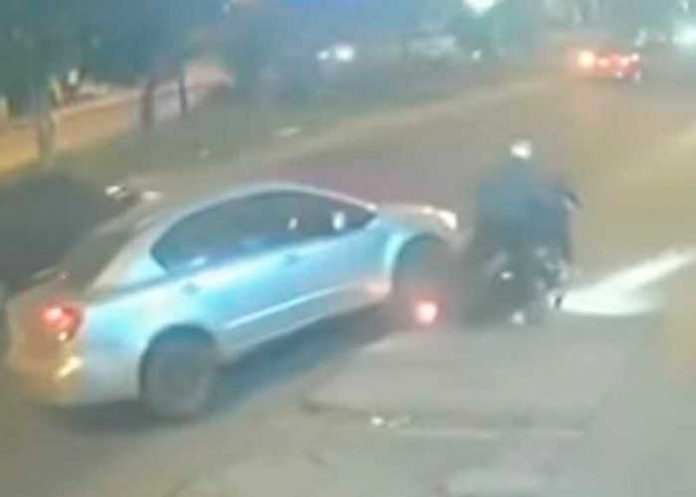 .2 Taxista embiste a ladrones mientras huían en motocicleta