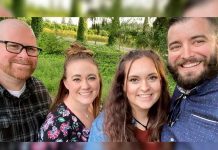 Felices los 4: Familia de poliamor desconocen quien es el papá de los niños Familia de poliamor desconocen quien es el papá de los niños