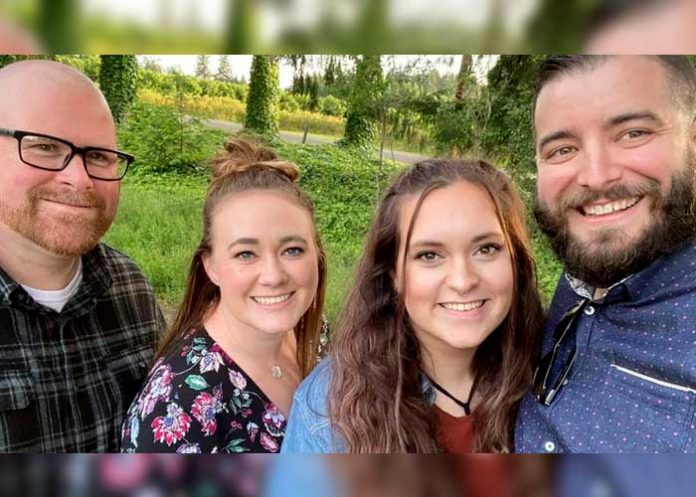 Familia de poliamor desconocen quien es el papá de los niños