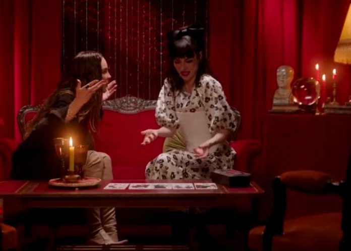 .2 Belinda le pregunta a tarotista, ¿encontraré el amor en España?