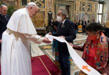 Papa viajará a Canadá para disculparse por abusos en internados católicos.
