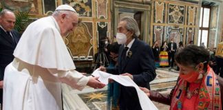 Papa viajará a Canadá para disculparse por abusos en internados católicos.
