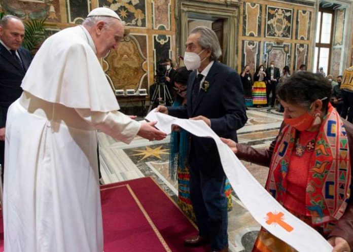 Papa viajará a Canadá para disculparse por abusos en internados católicos.