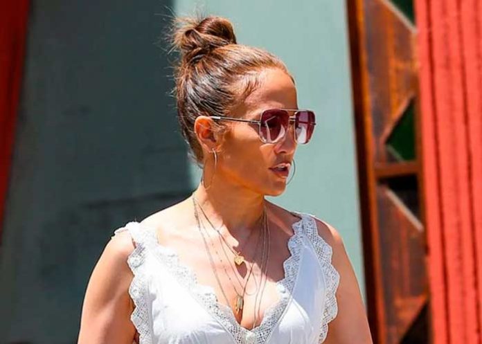 .2 Captan a Jennifer López comprando ropa de