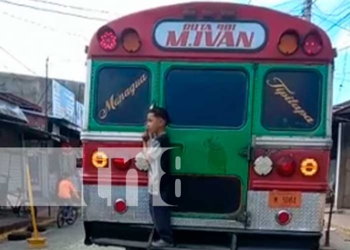 ¿Dónde están los padres?, niño se expone al peligro en Tipitapa