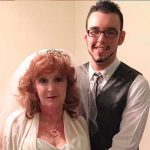 La muerte los unió: Mujer de 77 años se casa con el mejor amigo de su hijo Mujer de 77 años se casa con el mejor amigo de su hijo