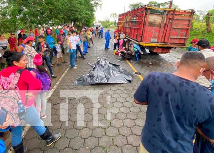 Motorizado pierde la vida al impactar contra un camión en Boaco