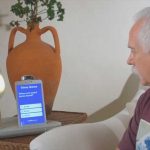 Ancianos reciben «robots cuidadores» para combatir la soledad Ancianos reciben "robots cuidadores" para combatir la soledad
