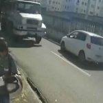 ¡Vivo de milagro! Ciudadano se salva de ser atropellado en Brasil ¡Casi se lo lleva la pelona! Ciudadano de Brasil se salva de ser atropellado