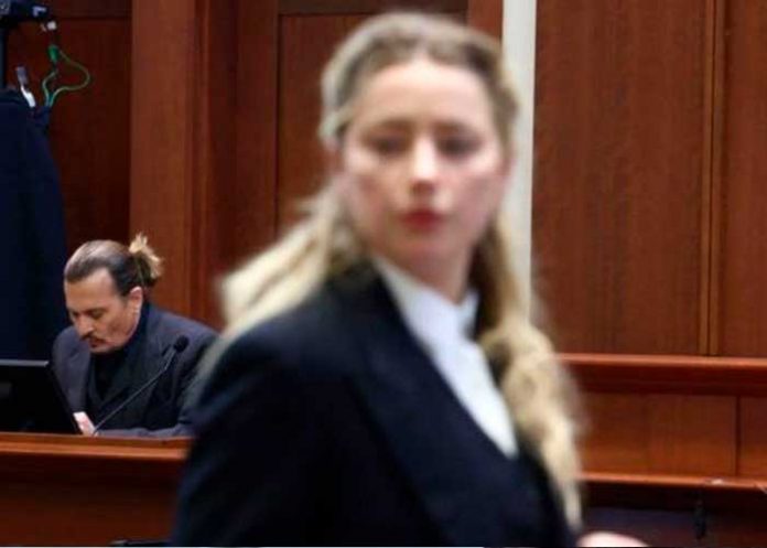 Revelan causa del por que Amber defecó en la cama de Johnny Depp