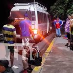 Motociclista y acompañante lesionados tras impactar contra microbús en Juigalpa