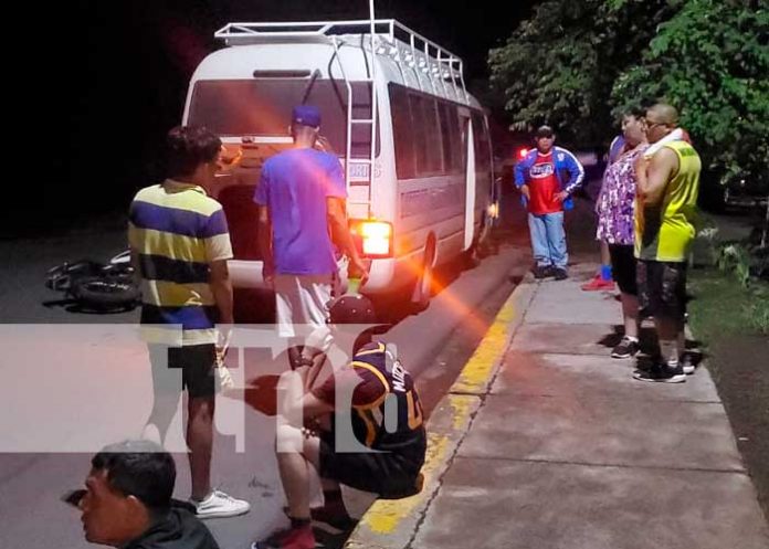 3 Motociclista y acompañante lesionados tras impactar contra microbús en Juigalpa