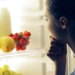 ¡No lo hagas! Cenar y dormir enseguida puede comprometer tu salud