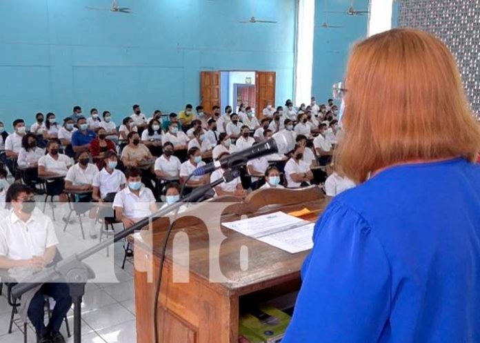 _5 Estudiantes normalista inician curso básico de lenguaje de señas