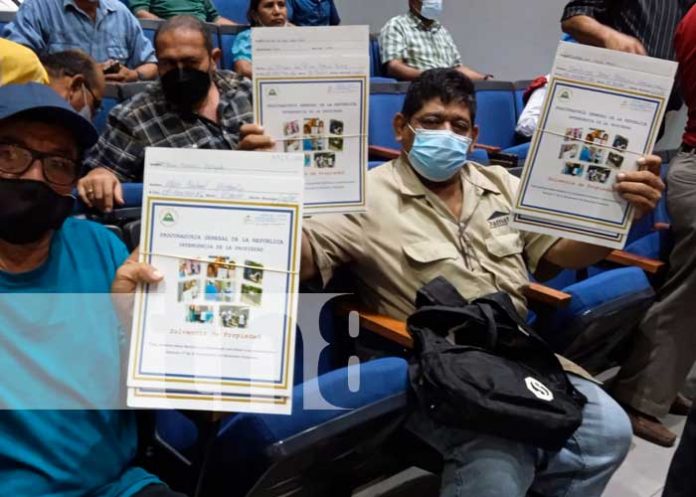 FSu0_RsWYAIwUc5 Entregan títulos de propiedad a retirados del ejercito y Ministerio del Interior en Nicaragua