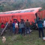 ¡Al vacío! 11 muertos y 34 heridos al caer autobús a un precipicio en Perú