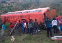 ¡Al vacío! 11 muertos y 34 heridos al caer un autobús a un precipicio en Perú ¡Al vacío! 11 muertos y 34 heridos al caer autobús a un precipicio en Perú