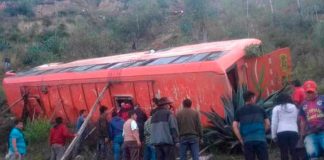 ¡Al vacío! 11 muertos y 34 heridos al caer autobús a un precipicio en Perú