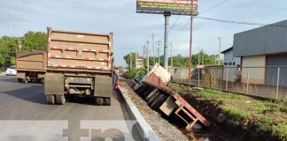 Furgón termina dentro de un cause en Chinandega