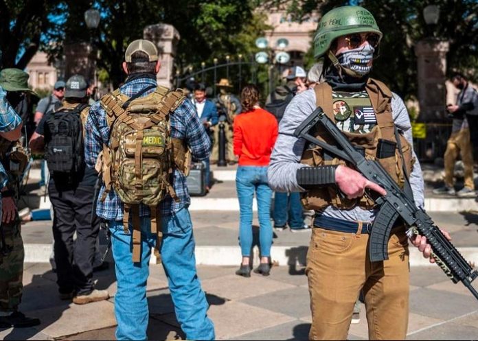 Más policías armados en las escuelas de Texas