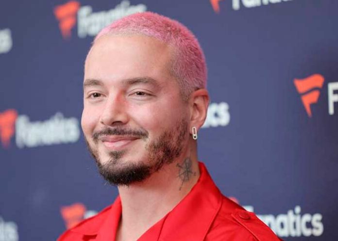 J Balvin causa furor por lucir atrevida y sexy minifalda