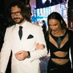 Belinda del brazo de Álvaro Morte