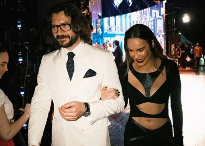 Belinda del brazo de Álvaro Morte