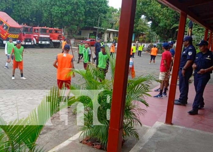 Actividad recreativa de los bomberos para la prevención de las drogas