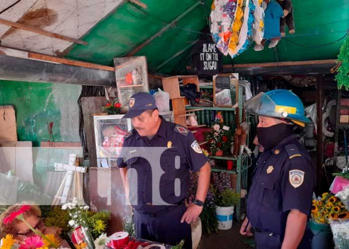 bomberos1 A vísperas de este 30 de mayo bomberos inspeccionan tramos cerca de los mercados