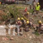Bomberos realizan práctica de rescate por deslizamiento de tierra Bomberos realizan práctica de rescate por deslizamiento de tierra