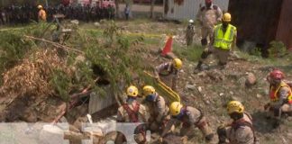 Bomberos realizan práctica de rescate por deslizamiento de tierra