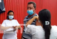 Pobladores de Managua reciben dosis de vacuna en contra del coronavirus como plan de vacunación casa a casa