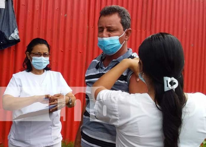 Pobladores de Managua reciben dosis de vacuna en contra del coronavirus como plan de vacunación casa a casa